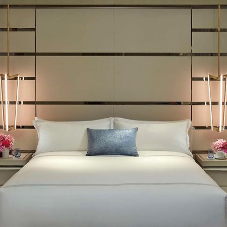 Crown Towers Sydney Hotel Buitenkant foto A bedroom at The Ritz-Carlton, Dubai