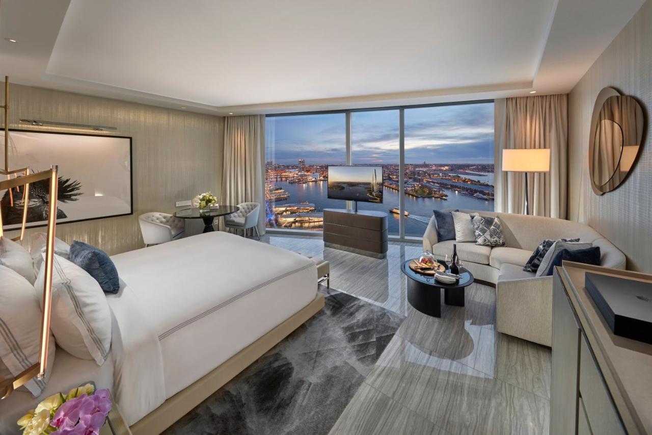 Crown Towers Sydney Hotel Buitenkant foto A guest room at the Four Seasons Hotel