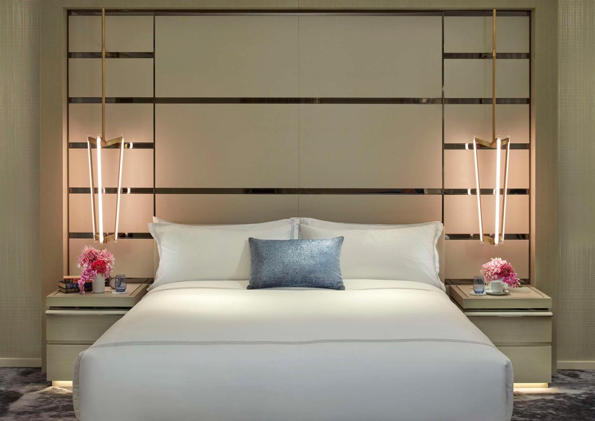 Crown Towers Sydney Hotel Buitenkant foto A bedroom at The Ritz-Carlton, Dubai