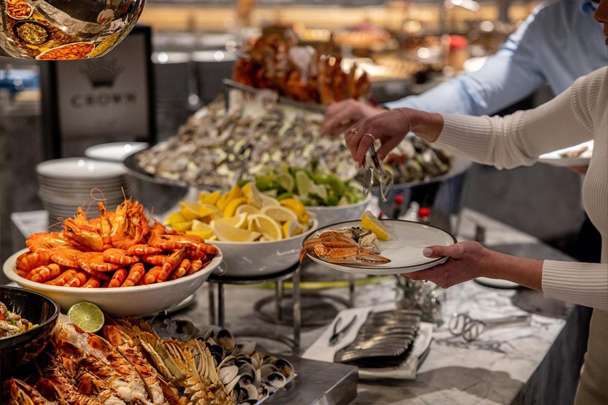 Crown Towers Sydney Hotel Buitenkant foto A buffet at a restaurant