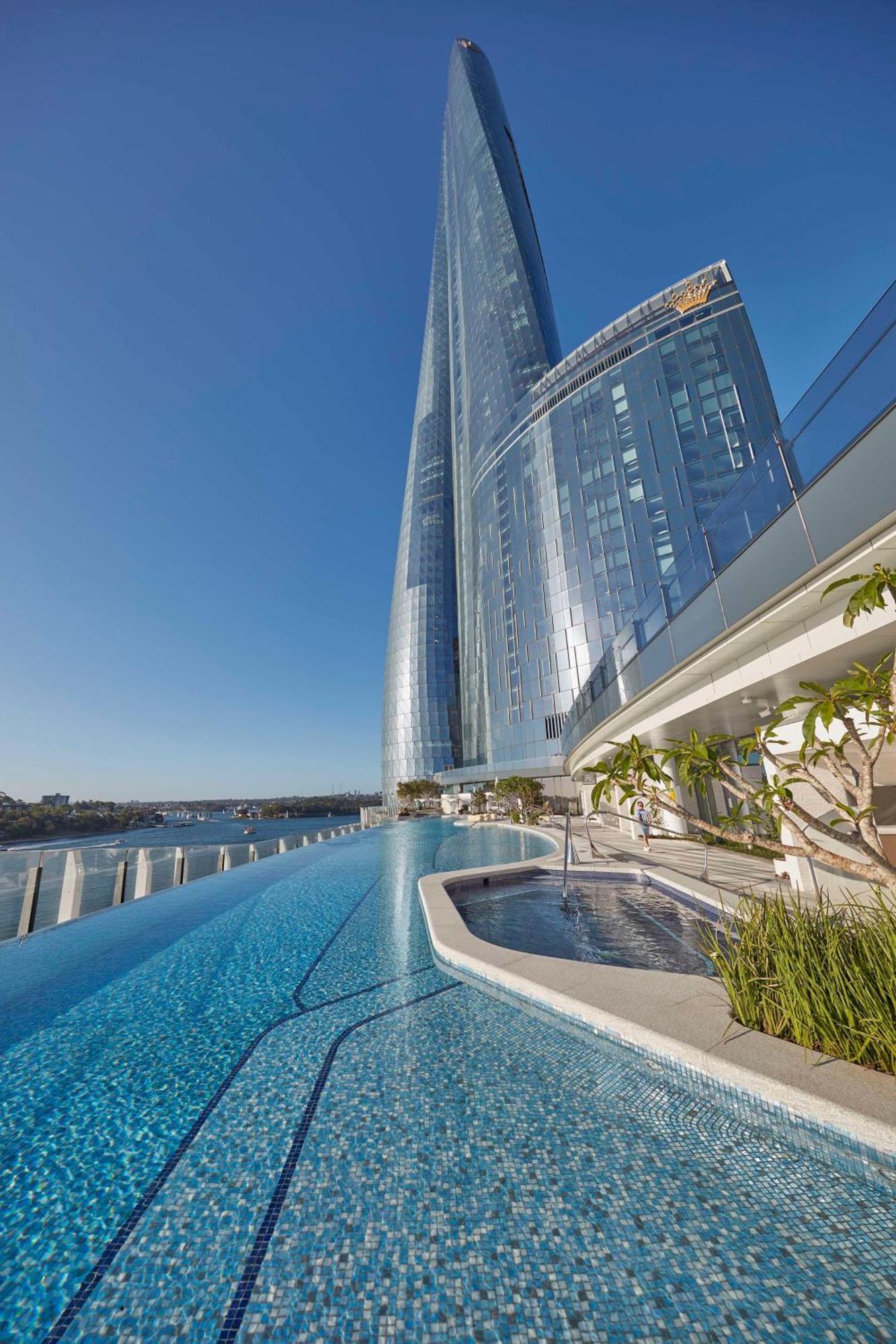 Crown Towers Sydney Hotel Buitenkant foto The pool at the top of the tower